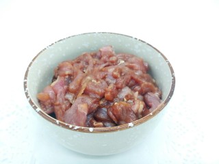 3、一碗面条+豆芽肉丝面,里脊肉切丝,加料酒,盐,生抽少许腌制10分钟