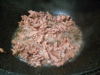 7、一碗面条+豆芽肉丝面,锅里放油,放生姜,蒜泥炒香,下肉丝翻炒变色