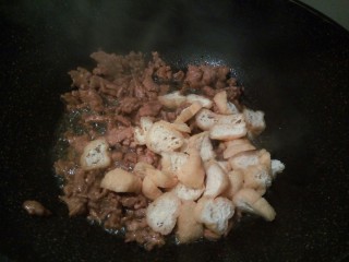 8、一碗面条+豆芽肉丝面,下油豆腐翻炒