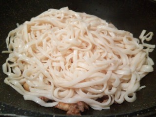 9、一碗面条+豆芽肉丝面,放煮熟的面条