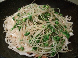 10、一碗面条+豆芽肉丝面,还有黑豆芽一起翻拌