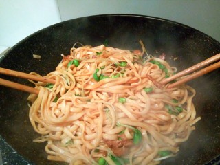 12、一碗面条+豆芽肉丝面,用两双筷子,不停翻拌,至全部面条上色,起锅