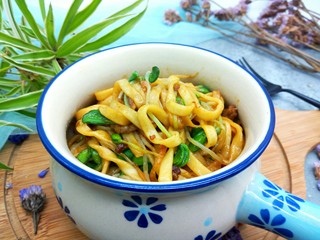 13、一碗面条+豆芽肉丝面,充满元气的早餐面条开始享用吧!