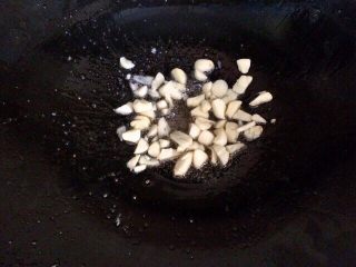 6、儿童牛肉香菇肉酱,锅中放入适量食用油。