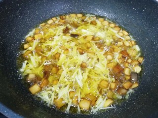 12、菌菇素辣酱,下入金针菇一起炸5分钟左右。