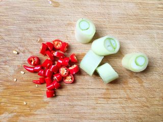 3、四川+双椒兔,将小红尖椒和葱切段。