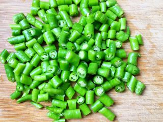 4、四川+双椒兔,青椒切小段。