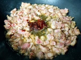 7、四川+双椒兔,放入豆瓣酱炒出香味。