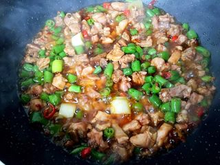 10、四川+双椒兔,加入适量生抽和醋翻炒均匀,大约煮1-2分钟即可出锅。