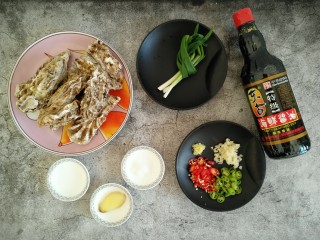 1、酱汁牡蛎,准备所需食材。