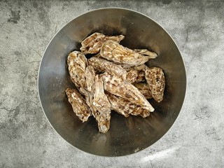 2、酱汁牡蛎,牡蛎用小刷子刷净表面污垢。