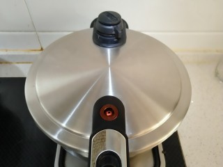 4、酱汁牡蛎,高压锅上气后压5分钟 关火 手动排气即可。