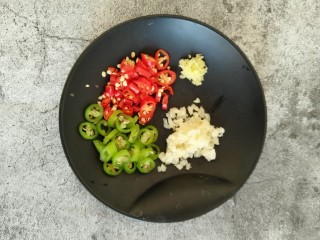 5、酱汁牡蛎,利用蒸牡蛎的时间把姜、蒜、小米辣、杭椒切碎。