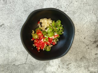 6、酱汁牡蛎,把姜末、蒜末、小米辣、杭椒放入小碗开始调制酱汁