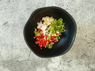 7、酱汁牡蛎,加入白糖、盐