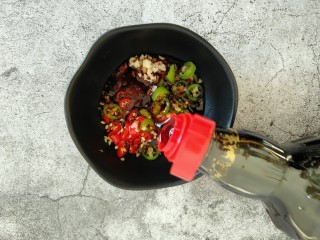 8、酱汁牡蛎,海鲜酱油搅拌均匀。