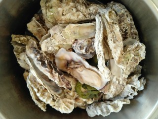 10、酱汁牡蛎,看~压好后的牡蛎外壳都已经开口 很轻松就能掰开。