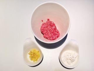 1、红烧狮子头,准备500g五花肉沫，生姜切碎，准备20g生粉；