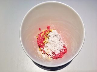 3、红烧狮子头,把姜米和生粉先置入肉沫中，稍后搅拌；