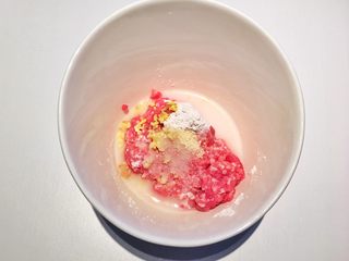 4、红烧狮子头,加少量水（没过于碗底即可）大力搅拌上劲，将肉沫与生粉、姜米搅拌均匀；再加酱油，糖，盐，鸡精，再次搅拌均匀；