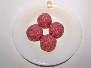 5、红烧狮子头,取肉沫做出圆球型，在此推荐大家用手即可，手上沾点油，反复揉搓即可；