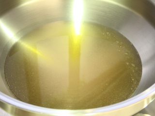 6、红烧狮子头,准备一个油锅，倒入能没过狮子头的油量，油温烧至约七成热（手放在锅上方有明显灼热感）；