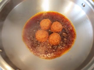 10、红烧狮子头,锅中倒少量油，放入炸好的肉圆，待油温升高后加入少量酱油，三秒后，加没过食材的开水，然后放入盐糖鸡精调味；水滚后改小火炖十五分钟；最后收汁即可出锅；烹饪过程中汁水减少，也可用锅铲将汁水浇于肉圆表面，此时狮子头还差一步哦；