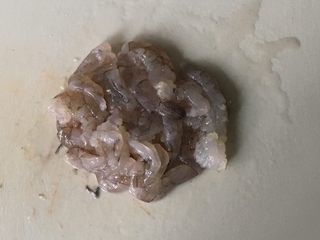 3、宝宝辅食之西兰花虾仁蒸蛋,鲜虾去壳，挑去肠线