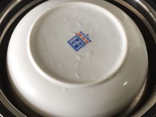 11、宝宝辅食之西兰花虾仁蒸蛋,把搅拌均匀的鸡蛋羹放到蒸锅上，中小火蒸12分钟左右。或放到电饭煲里和饭一起蒸煮