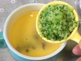 10、宝宝辅食之西兰花虾仁蒸蛋,倒入西兰花搅拌均匀