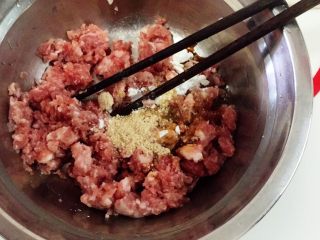 1、层层土豆腐蒸肉,提前至少半小时把肉沫腌制好，5g酱油、5g油、2g鸡粉、5g玉米淀粉。