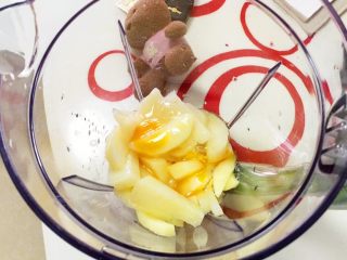 8、层层土豆腐蒸肉,加入鸡蛋