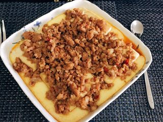 15、层层土豆腐蒸肉,放进锅里大火蒸10分钟就可以了！