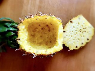 4、菠萝饭,我们的菠萝容器就准备好了，挖出的菠萝以后也要用到哦~