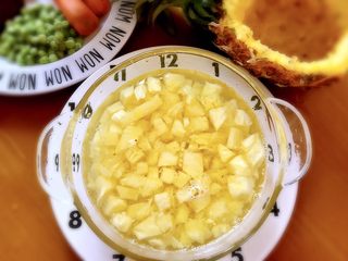 5、菠萝饭,刚刚挖出的菠萝肉切丁，用盐水泡大约20分左右备用~