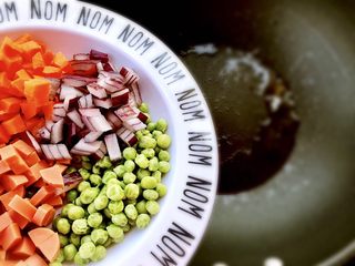 8、菠萝饭,把洋葱，青豆，玉米，胡萝卜，小香肠先放入锅中小火翻炒一下