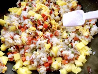 13、菠萝饭,加入适量的盐