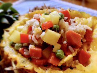 16、菠萝饭,我们酸甜开胃的菠萝饭就做好了~