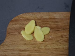 4、当归乌鸡汤,姜切片