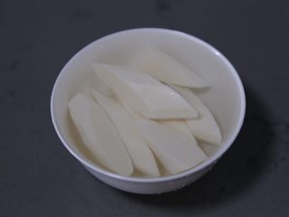 6、当归乌鸡汤,泡在水中防变色