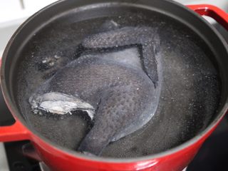 10、当归乌鸡汤,放入炖锅中，注入足量水