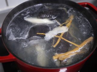 15、当归乌鸡汤,大火煮开后小火煲一个钟