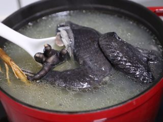 18、当归乌鸡汤,拌一下继续煮5分钟即可