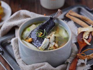 19、当归乌鸡汤,煮好后将鸡肉剪切成小块盛出趁热饮用