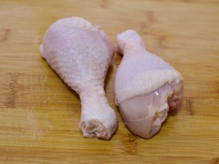 1、酱爆鸡丁,准备两个鸡腿，冲洗干净。