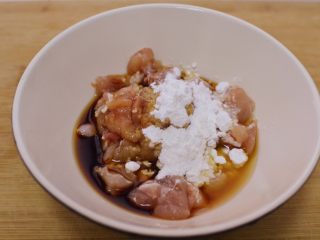 4、酱爆鸡丁,放入生抽、料酒和生粉。