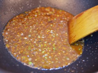 11、酱爆鸡丁,放入甜面酱炒至冒泡。