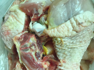 1、炖鸡汤,半只鸡剁成块