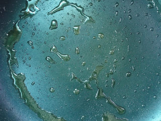 4、炖鸡汤,锅中放油