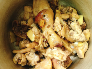 11、炖鸡汤,倒入锅中